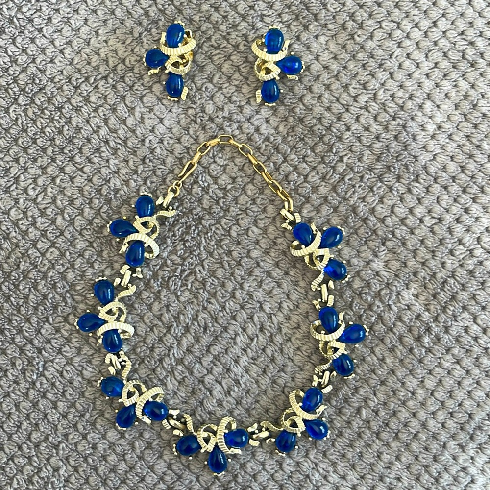 Marvella Vintage chocker necklace with lobster clap and clip on earrings